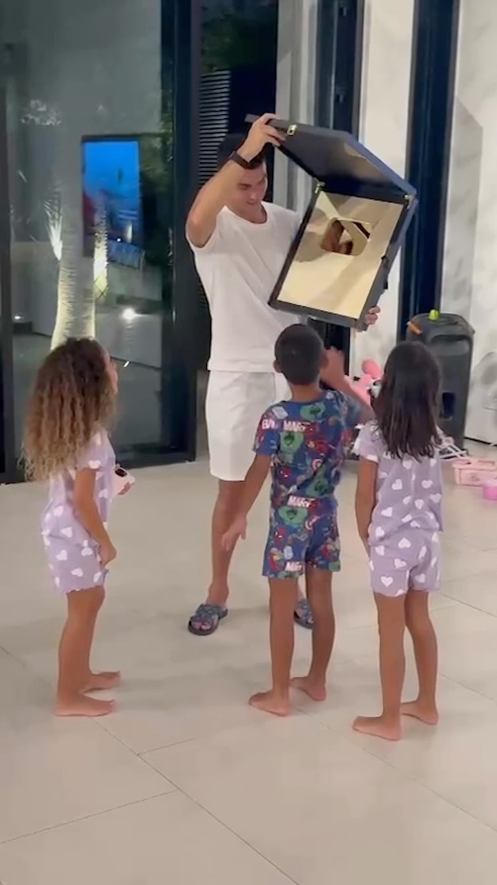 Ronaldo ăn mừng nút vàng Youtube