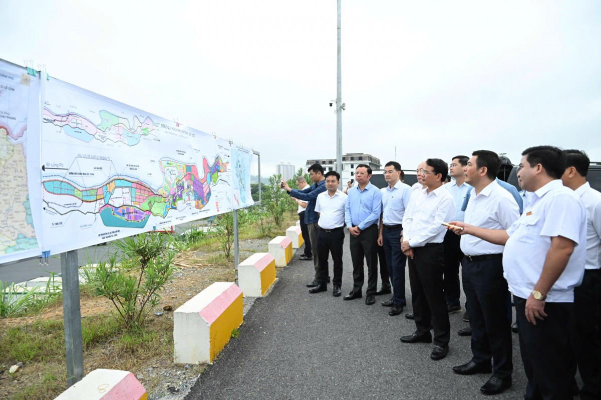 Bộ trưởng Nguyễn Hồng Diên thị sát tại Cửa khẩu quốc tế đường bộ số II Kim Thành