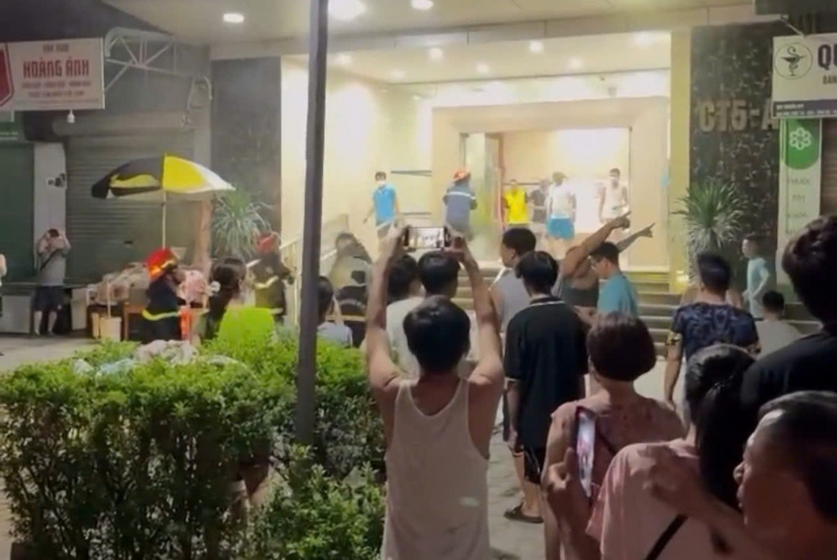 Cháy chung cư tại Hà Nội, nhiều người tháo chạy trong đêm