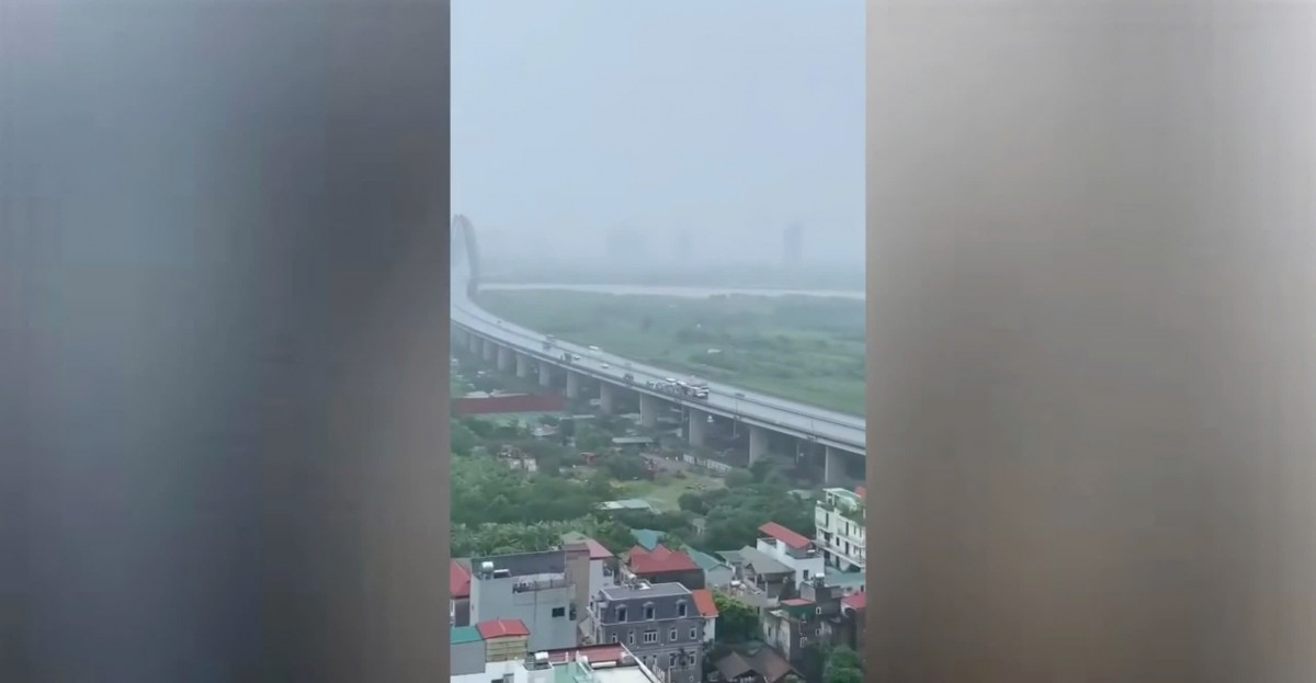 Hình ảnh loạt xe ô tô đi chậm trên cầu Nhật Tân để che chắn gió bão lớn cho các xe máy