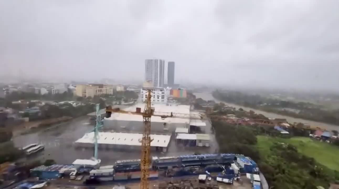 Cần cẩu ở Hải Phòng bị gió thổi quay tròn trong bão Yagi