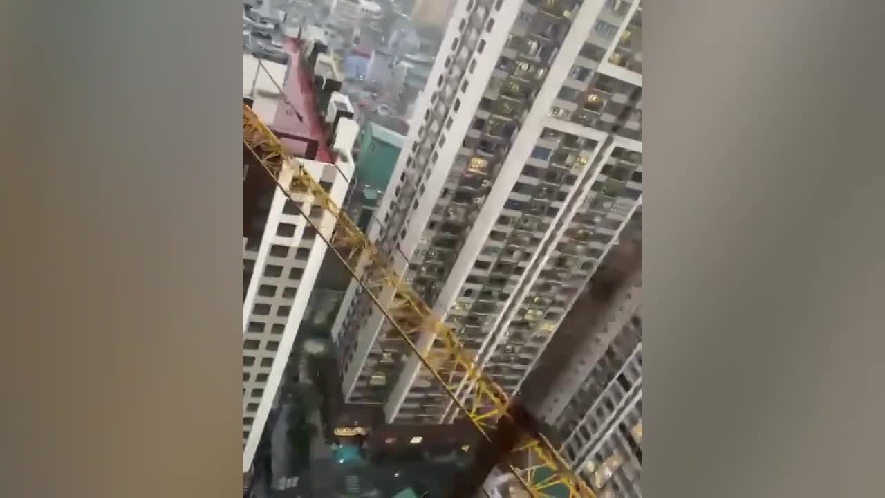 Hà Nội: Cần cẩu bị gió thổi quay tít trong bão Yagi