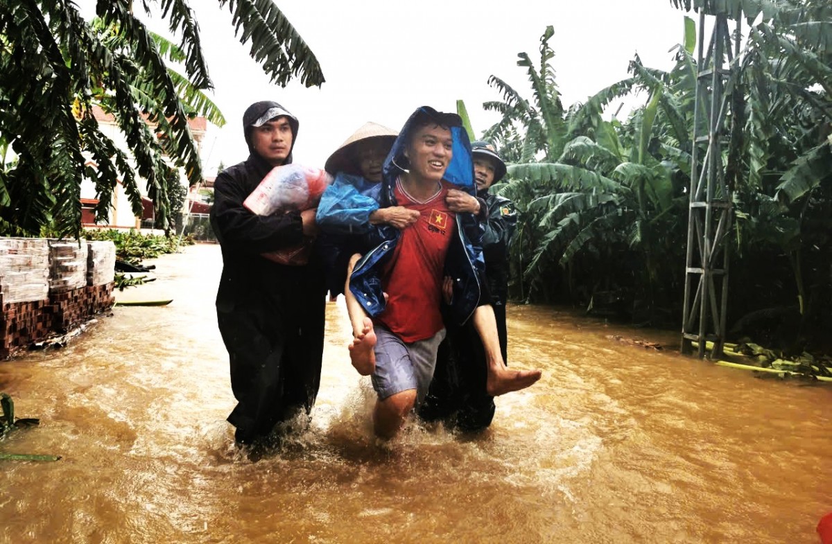 Người dân Hà Nội chạy lũ khi nước sông Hồng dâng cao