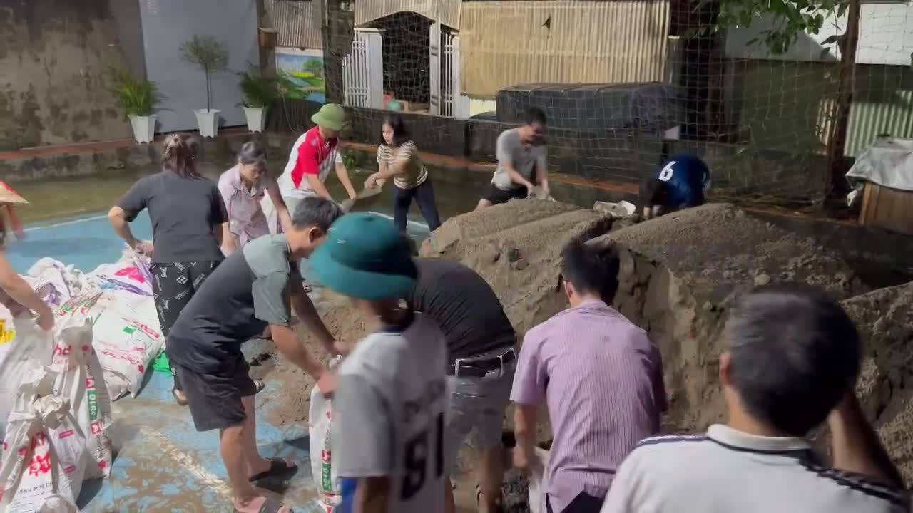 Người dân huyện Vĩnh Tường, tỉnh Vĩnh Phúc chủ động ứng phó với bão lũ