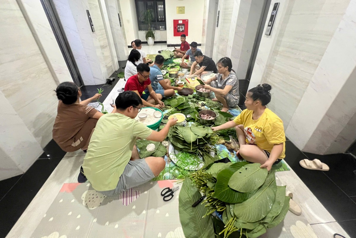 Dân chung cư Hà Nội trắng đêm gói bánh, nhận cứu trợ đồng bào lũ lụt