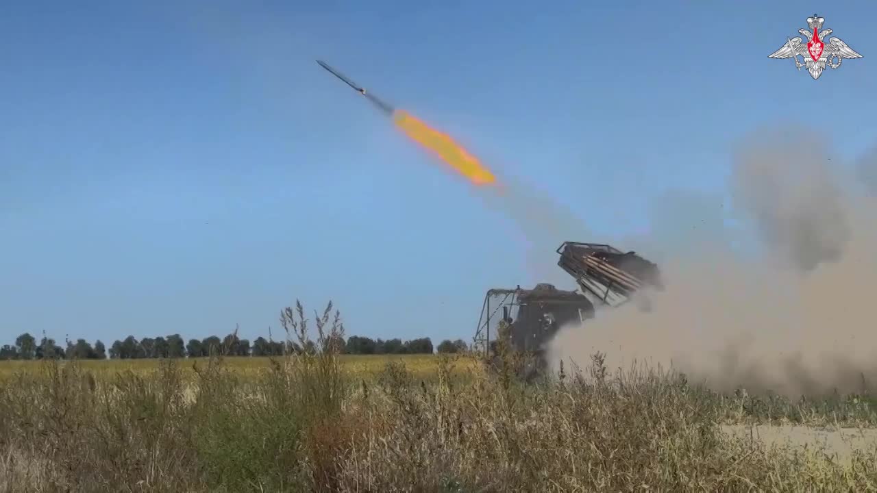 Nga thể hiện sức mạnh của pháo phản lực BM-21 Grad ở Ukraine