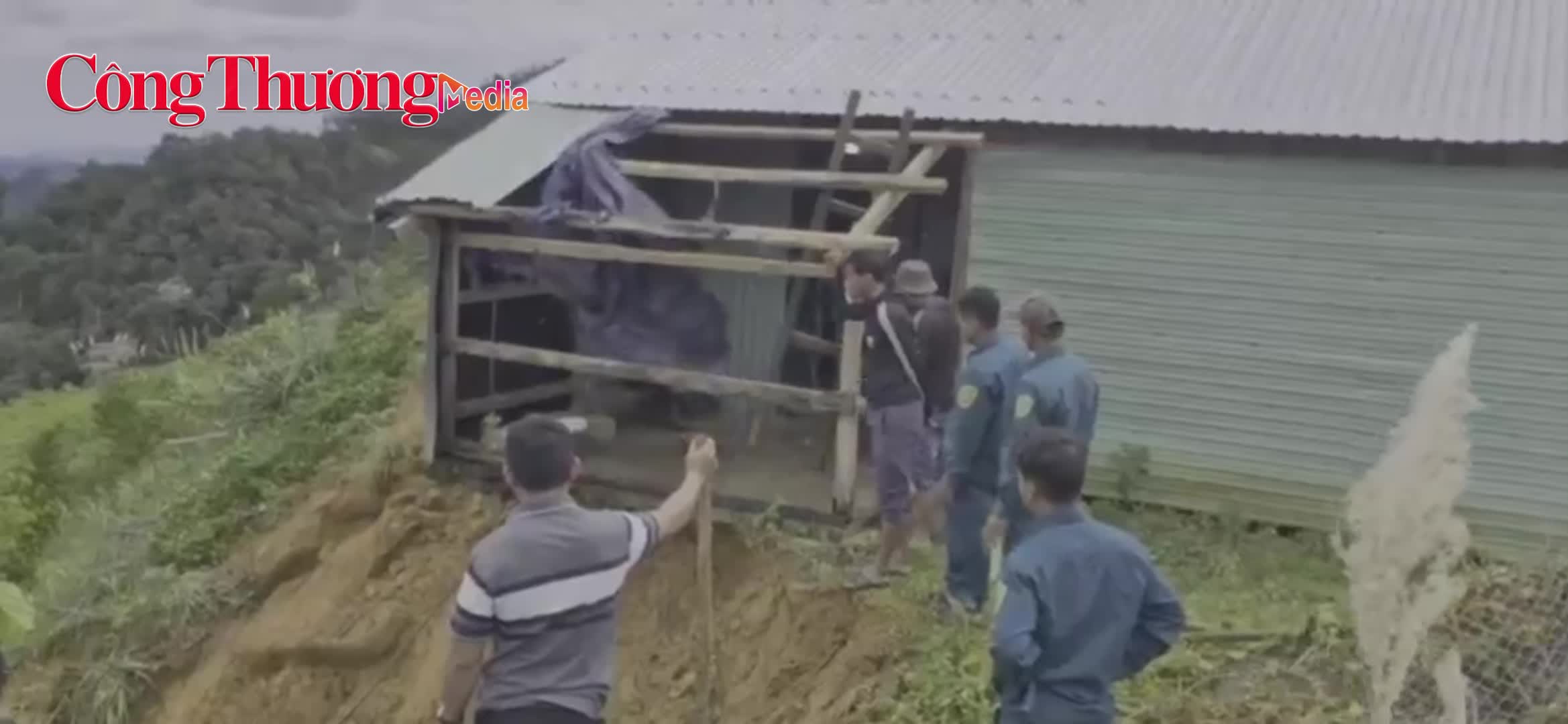 Nguy cơ sạt lở, Quảng Nam di dời khẩn cấp 51 hộ dân ngay trong đêm