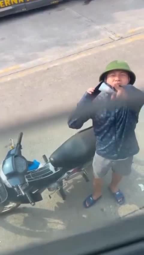 Hà Nội: Bức xúc 'bảo kê' đe dọa cưỡng ép thu tiền xe vào chợ hoa quả ở Mê Linh