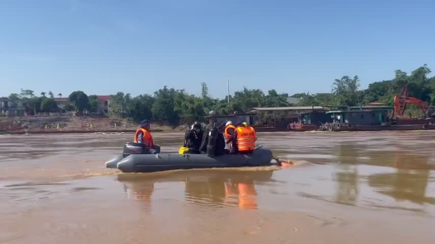 Lực lượng tìm kiếm xác định mục tiêu cho thợ lặn tại hiện trường cầu Phong Châu
