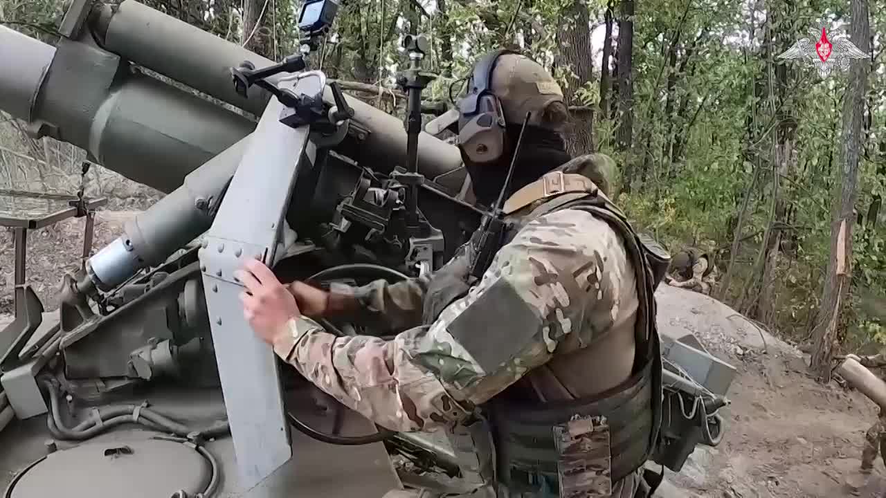 Pháo tự hành Nga oanh kích các mục tiêu quân sự của Ukraine