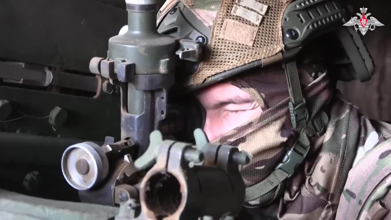 Khoảnh khắc lựu pháo D-30 của Nga dội hỏa lực vào lực lượng Ukraine ở Donetsk