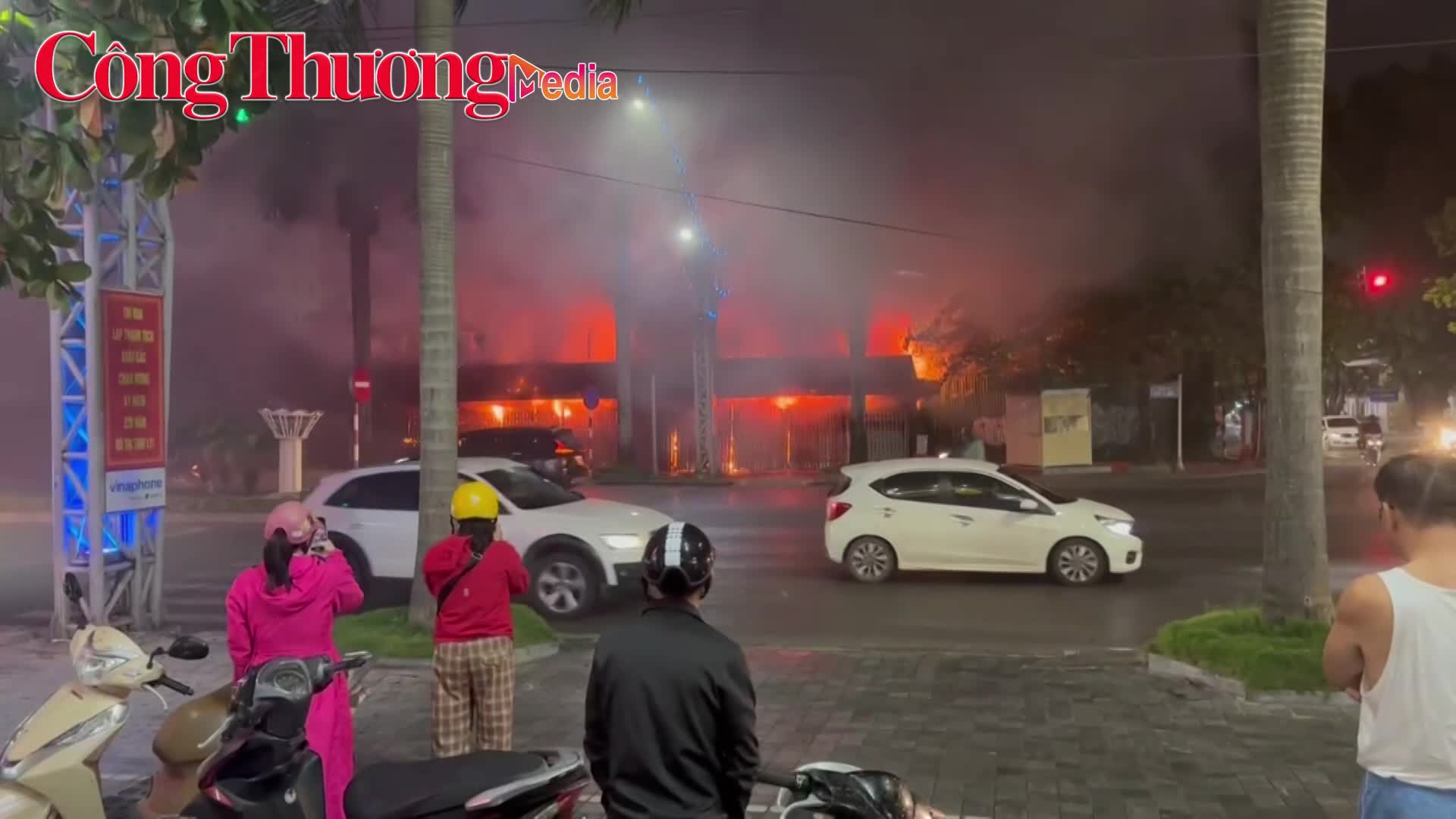 Đám cháy lớn bao trùm hiệu sách nhân dân TP. Thanh Hóa