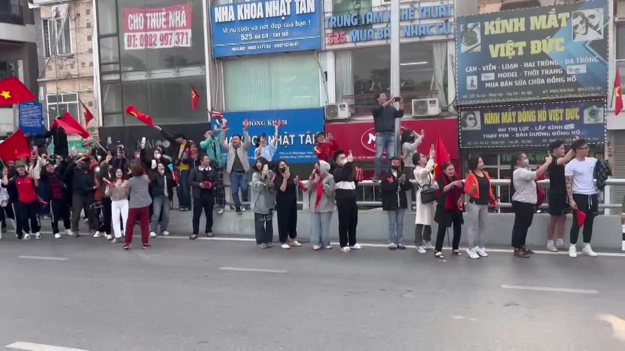 Người dân chào đón đội tuyển Việt Nam trở về nước
