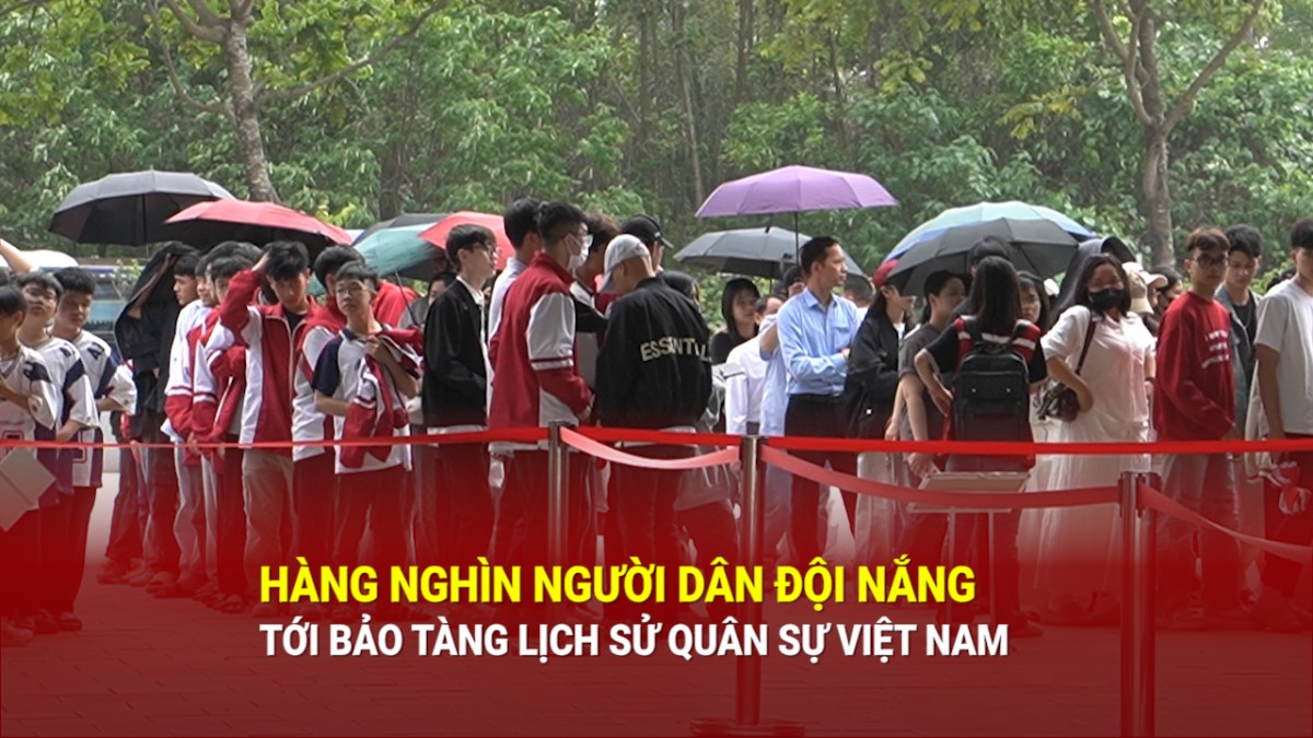 Hàng nghìn người đội nắng chờ vào Bảo tàng Lịch sử Quân sự Việt Nam