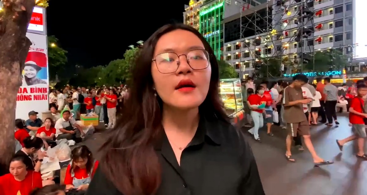 Bạn Phương Nhung ở Bình Dương có mặt từ rất sớm và thấy tự hào vì có mặt trong không khí đặc biệt này