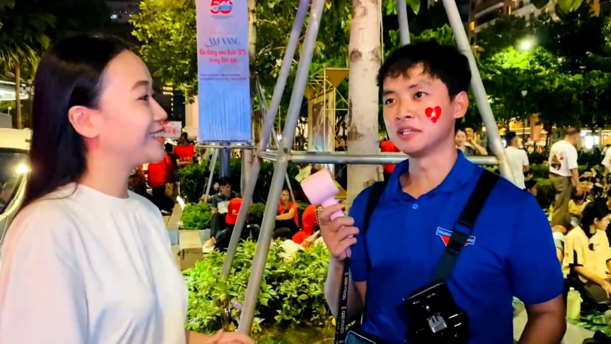 Clip chia sẻ của người dân lý do xuyên đêm chen chân xếp hàng đợi xem diễu binh, diễu hành