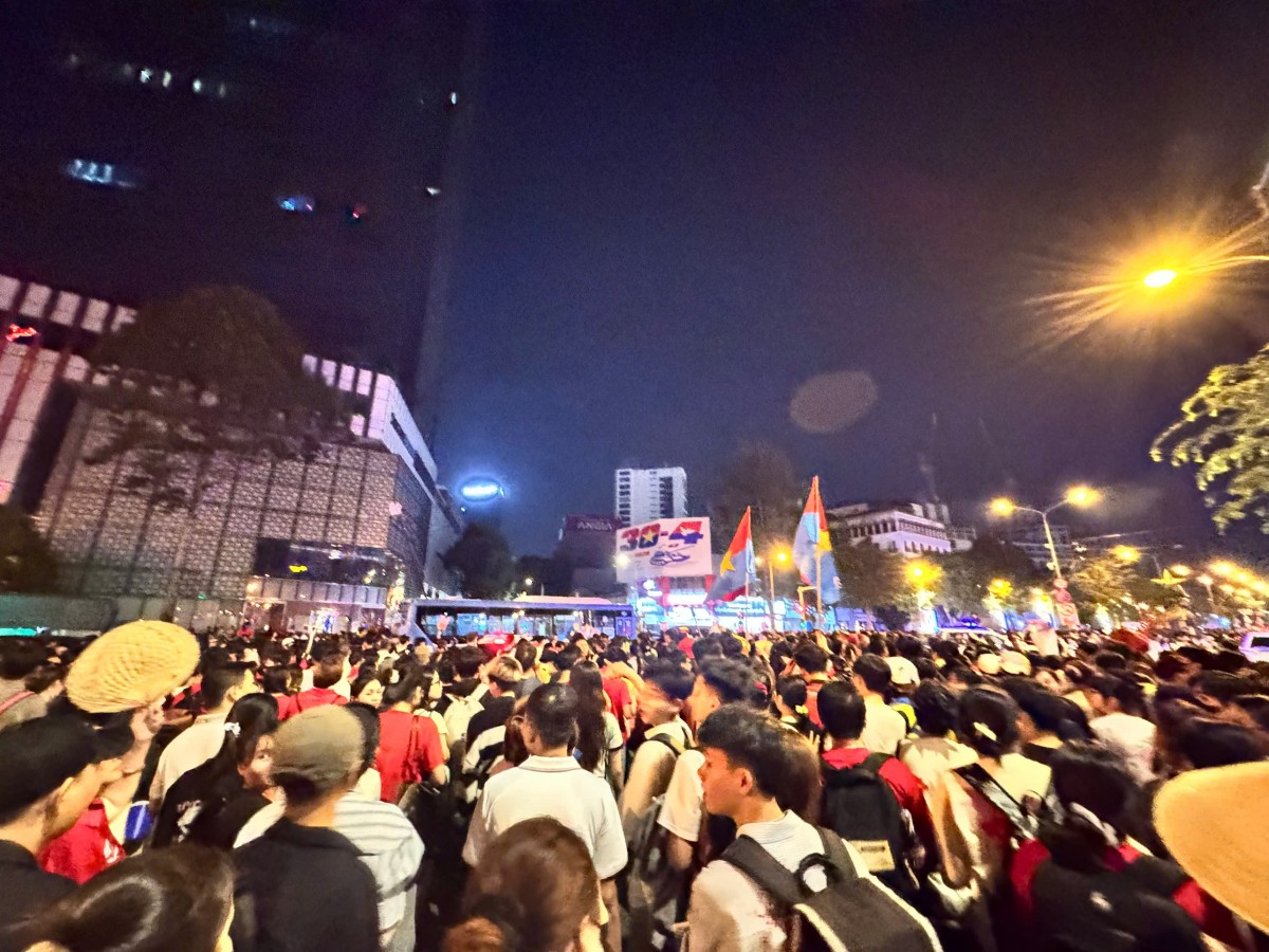 Biển người đổ trên phố Lê Lợi Nguyễn Huệ