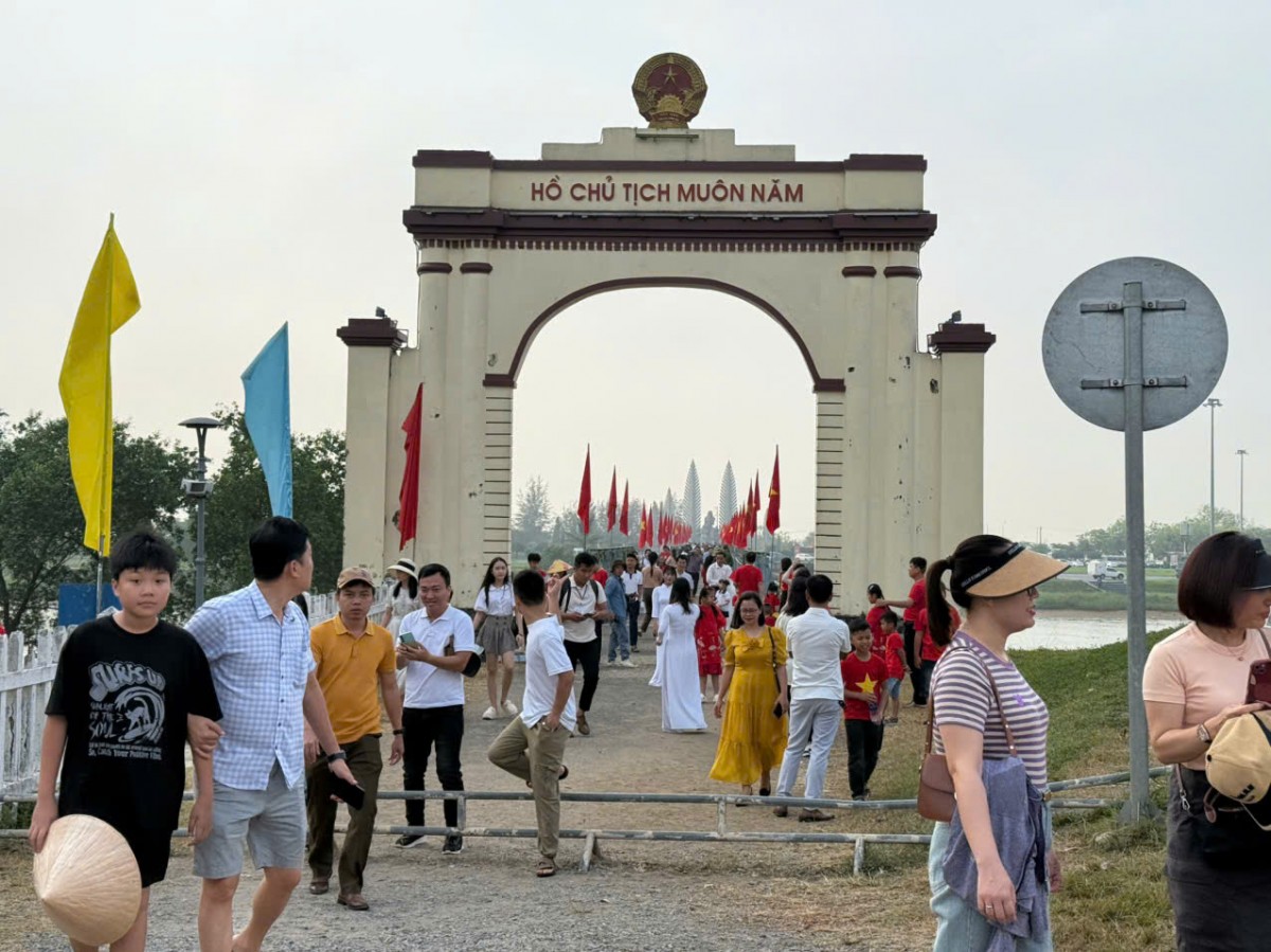 Người dân chụp hình lưu niệm tại Di tích Quốc gia đặc biệt Đôi bờ Hiền Lương - Bến Hải, tỉnh Quảng Trị