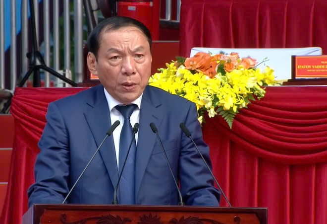 Bộ trưởng Bộ Văn hóa Thể thao và Du lịch Nguyễn Văn Hùng giới thiệu đại biểu tại buổi lễ