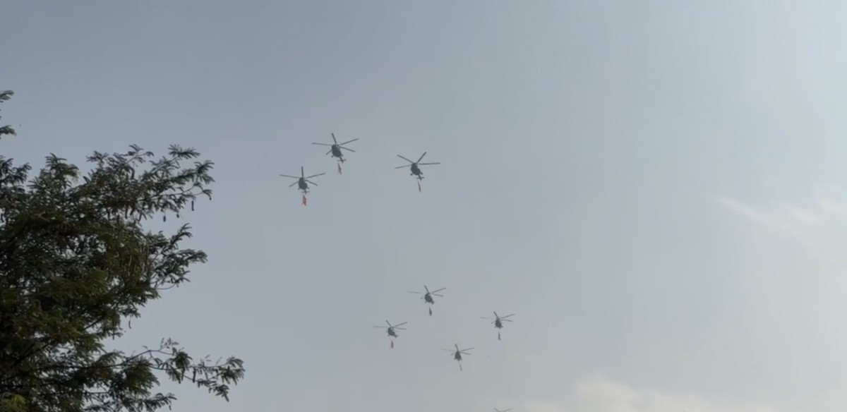 Trực thăng mang cờ tổ quốc bay lượn giữa bầu trời TPHCM