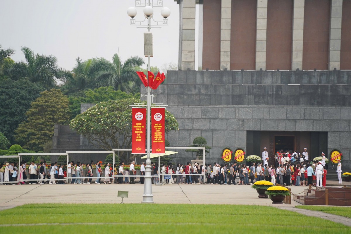 Đông đảo người dân Thủ đô Hà Nội thành kính xếp hàng vào Lăng viếng Chủ tịch Hồ Chí Minh
