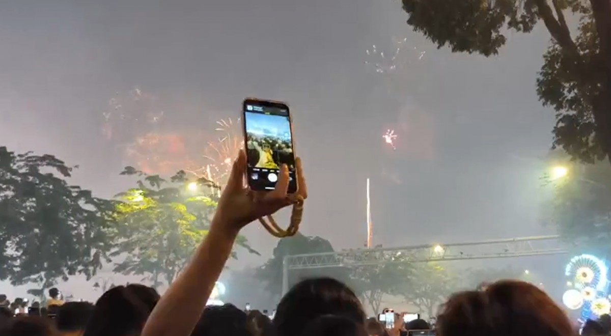 Hàng nghìn người dân ngắm màn pháo hoa tại Bến Bạch Đằng tối 30/4