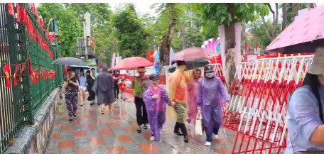 Người dân theo dõi sự kiện