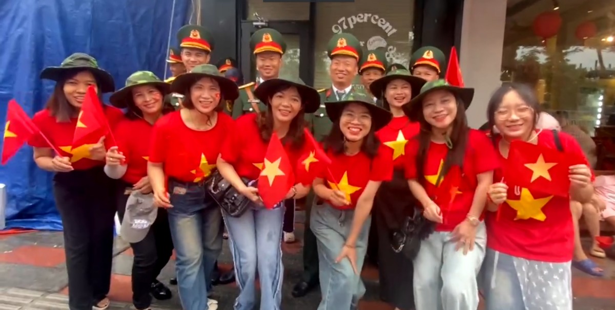 Người dân chụp ảnh lưu lại khoảnh khắc tự hào