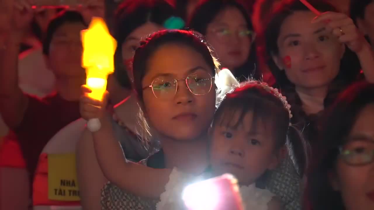 Người dân theo dõi sự kiện