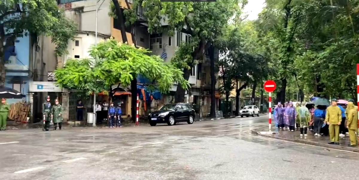 Đông đảo người dân xếp hàng chờ dù trời mưa lớn