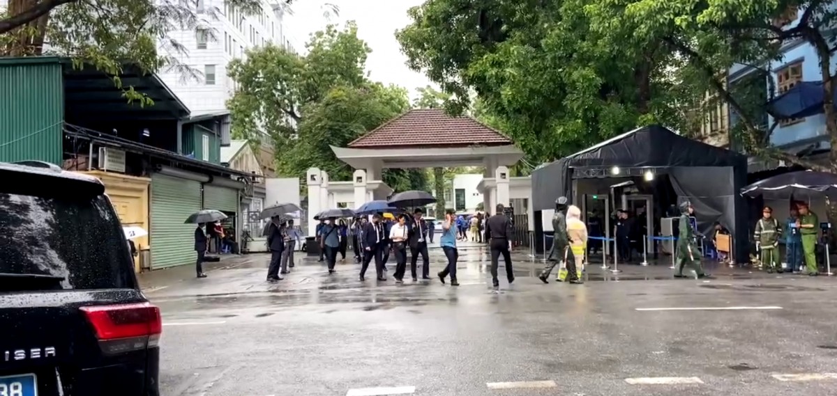 Các đoàn viếng ra về