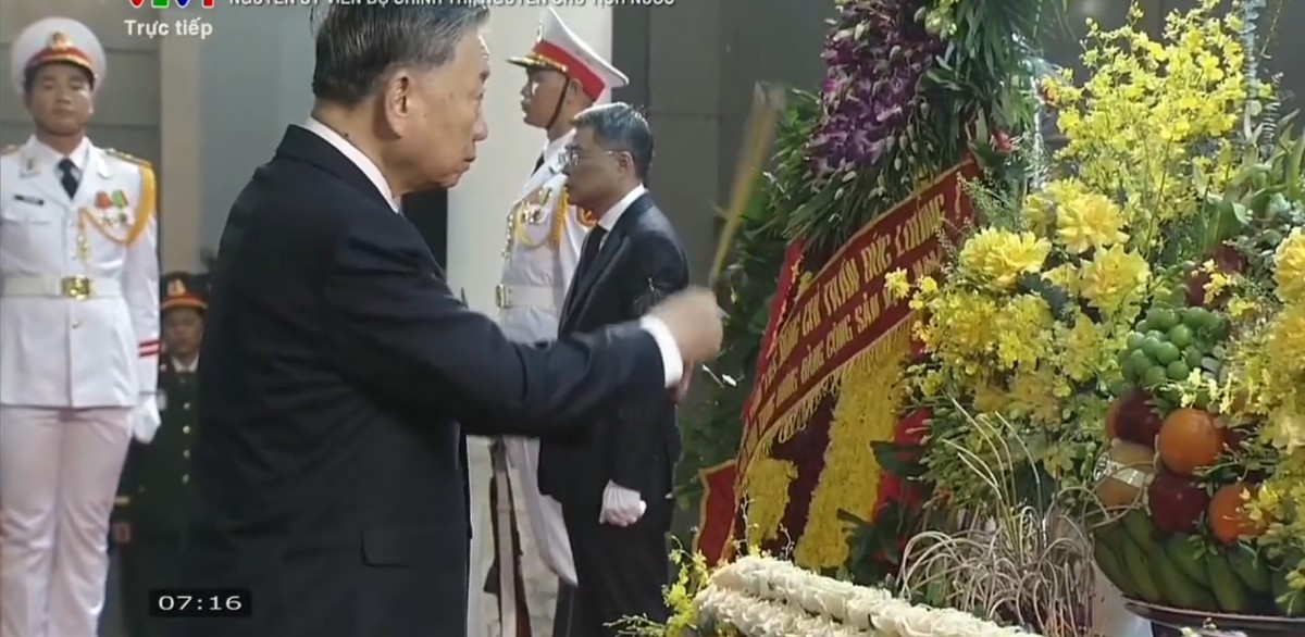 Đoàn Ban Chấp hành Trung ương Đảng vào kính viếng cố Chủ tịch nước Trần Đức Lương
