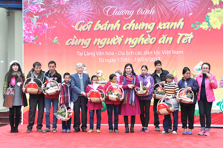 Gói bánh chưng xanh cùng người nghèo ăn Tết 2017