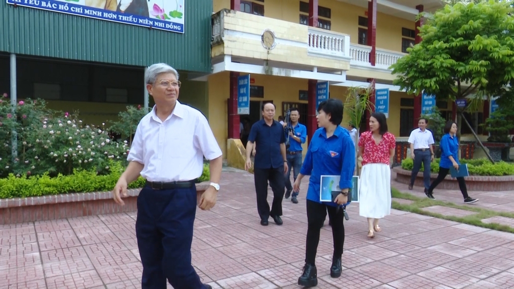 Báo Công Thương trao quà cho thầy và trò tại đất học Nam Định