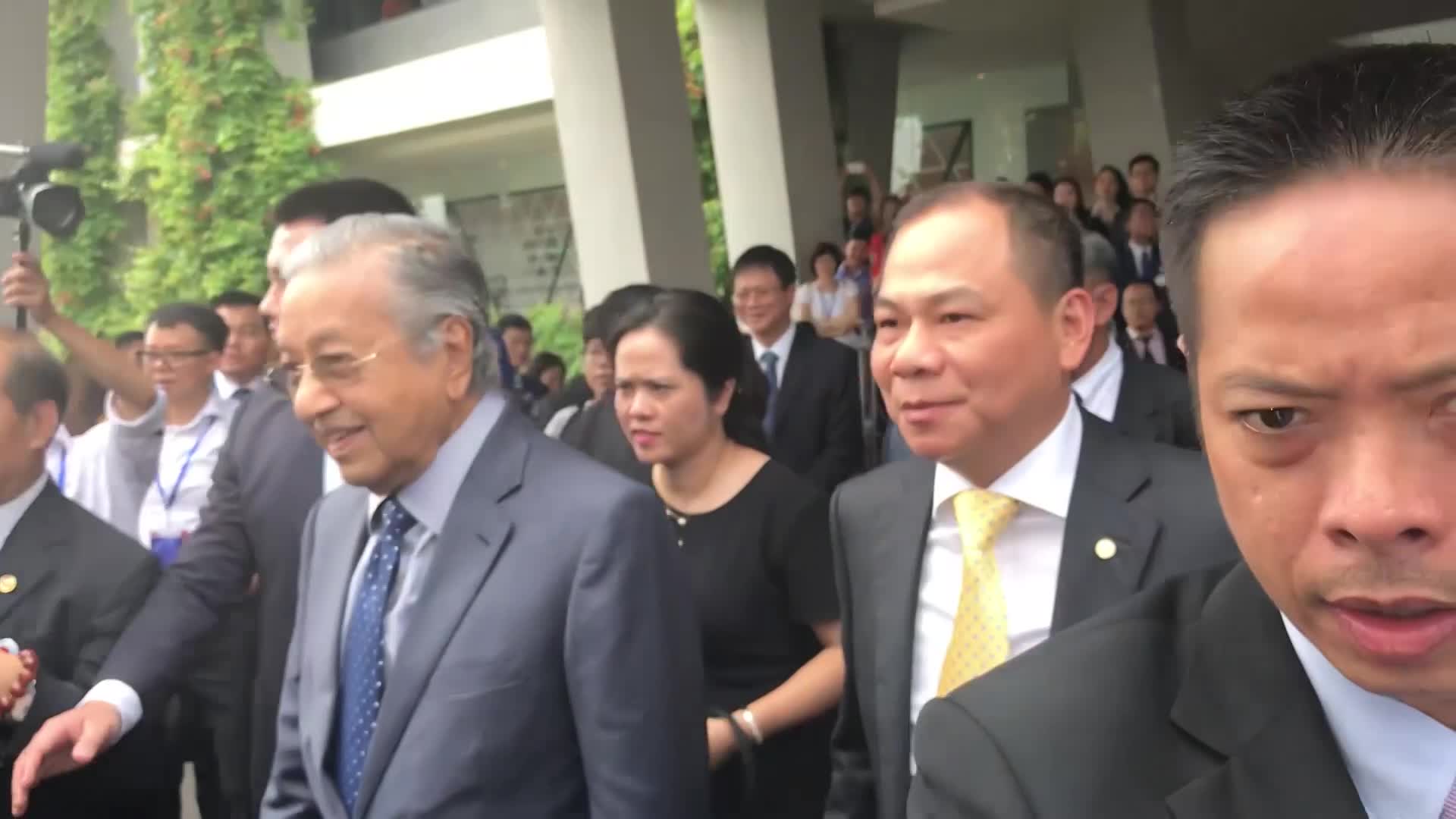 Thủ tướng Malaysia Mahathir Mohamad: “Xe VinFast rất khỏe, thiết kế đẹp, êm như xe điện”