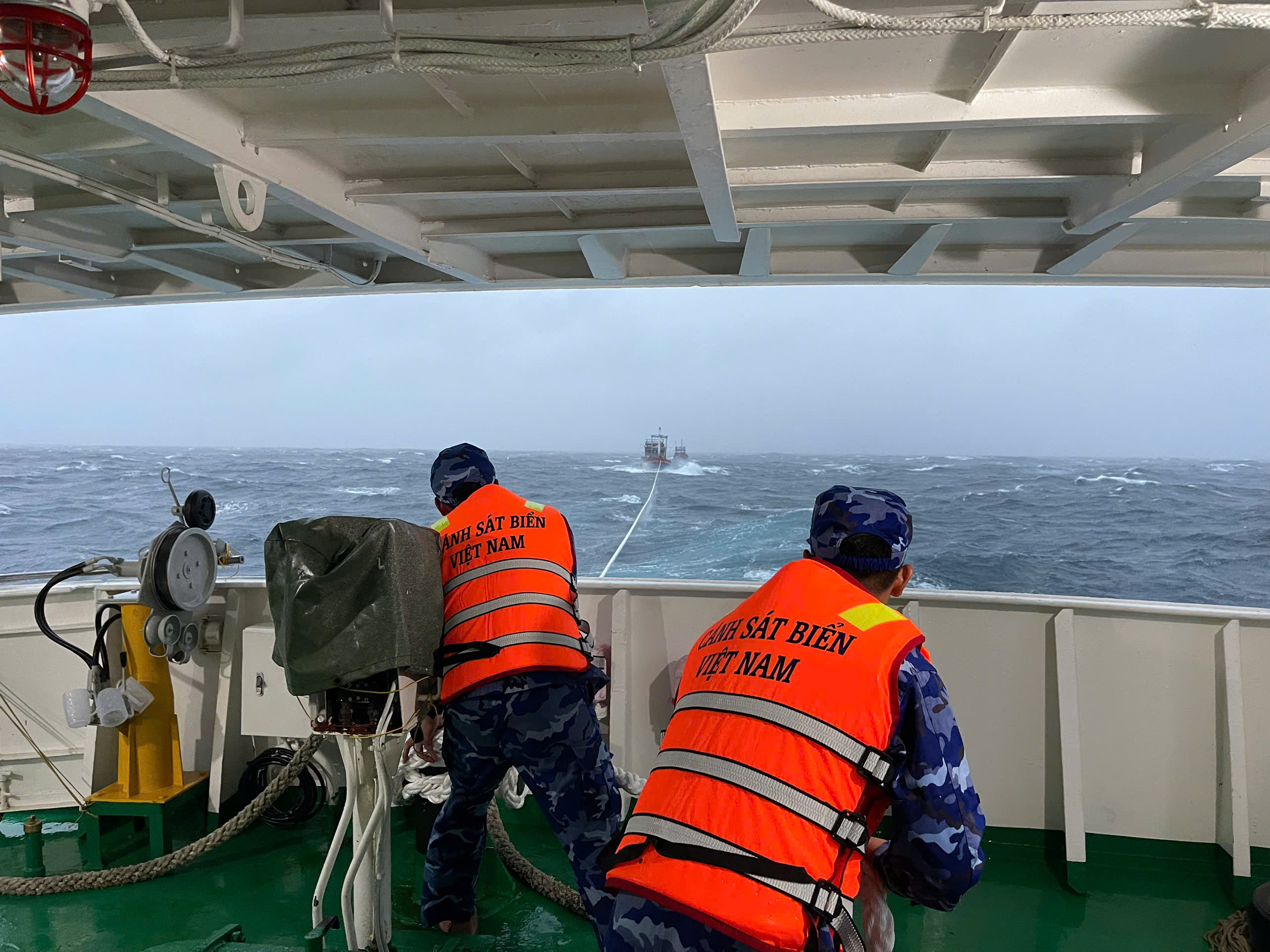 Bộ Tư lệnh Vùng Cảnh sát biển 2 liên tiếp cứu nạn 3 tàu cá trong bão số 1