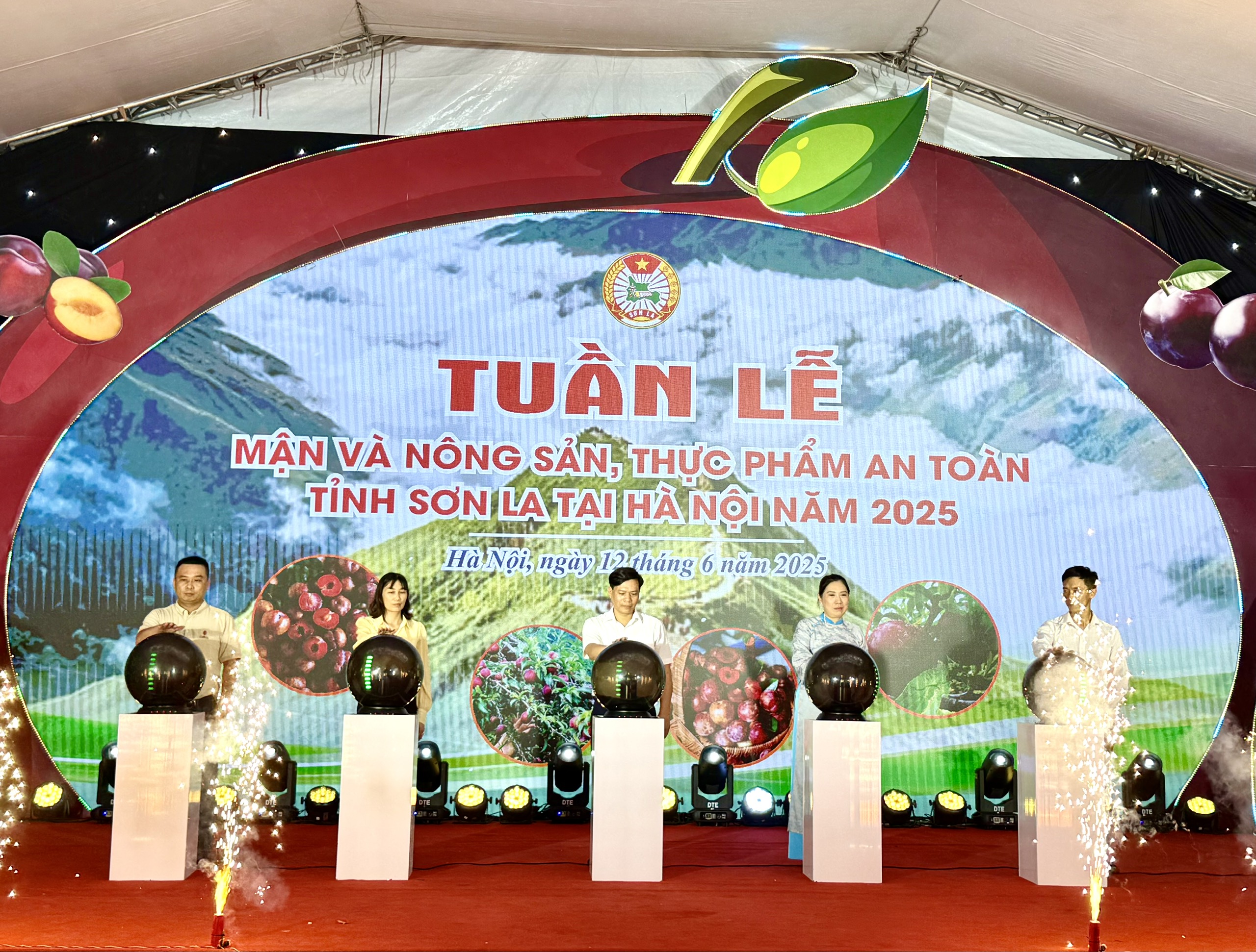 Khai mạc Tuần lễ mận và nông sản, thực phẩm an toàn tỉnh Sơn La