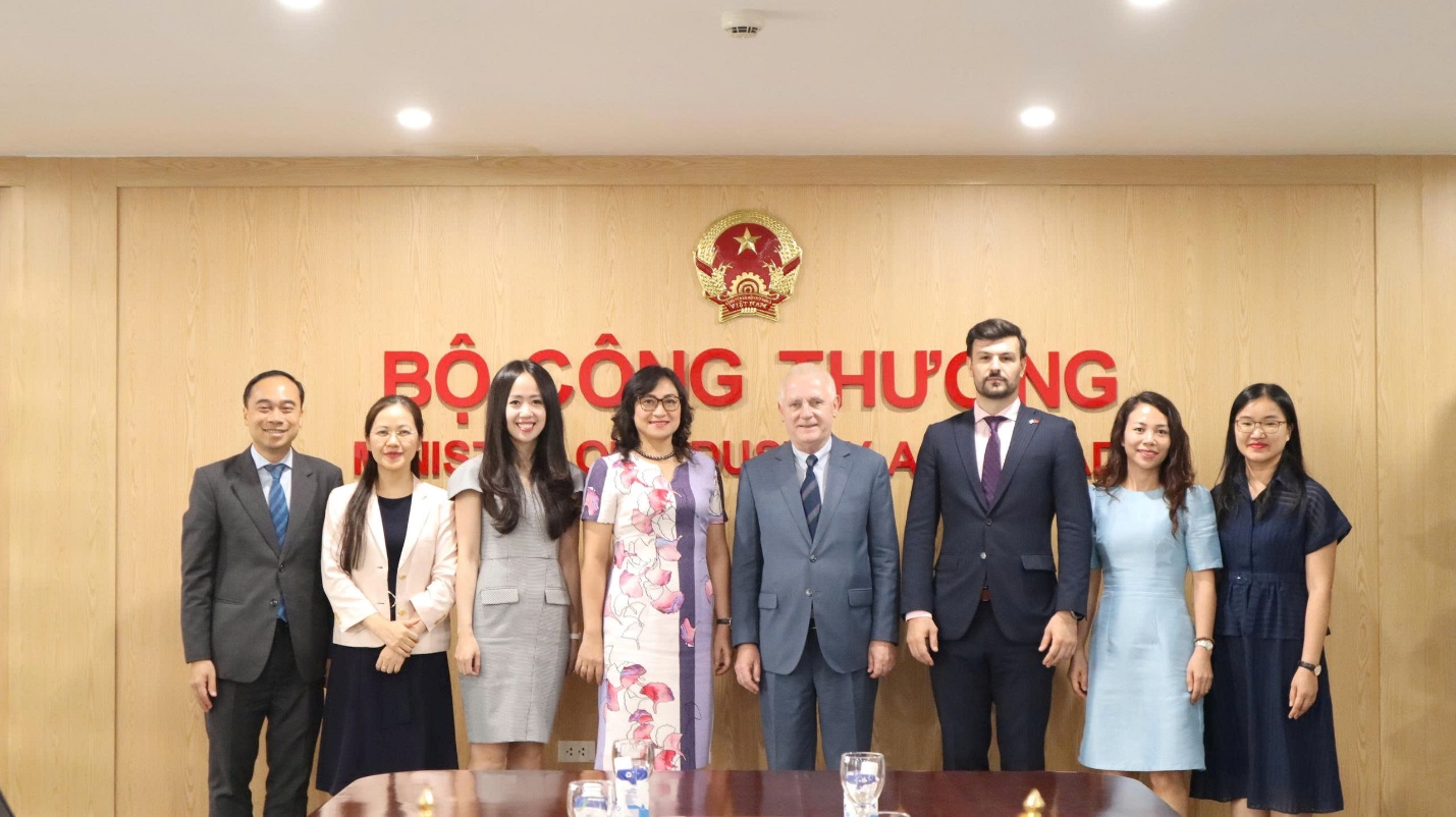 Thứ trưởng Phan Thị Thắng làm việc với Đại sứ Argentina tại Việt Nam