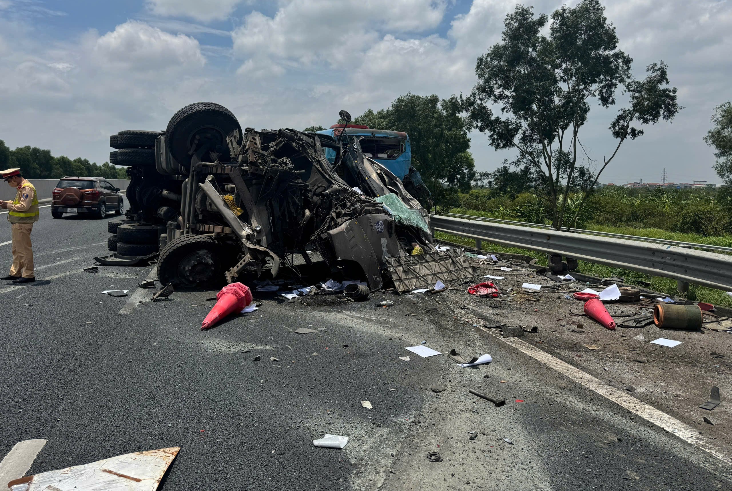 Tai nạn nghiêm trọng trên cao tốc Hà Nội - Hải Phòng khiến 2 người tử vong