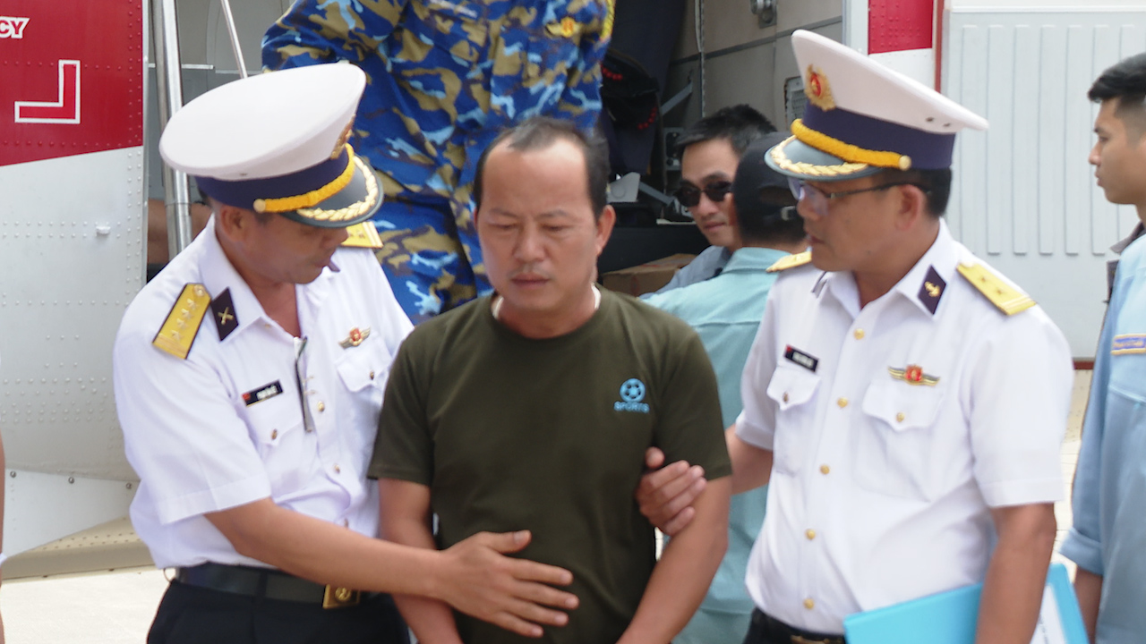 Vùng 4 Hải quân bàn giao ngư dân cấp cứu từ đảo Trường Sa