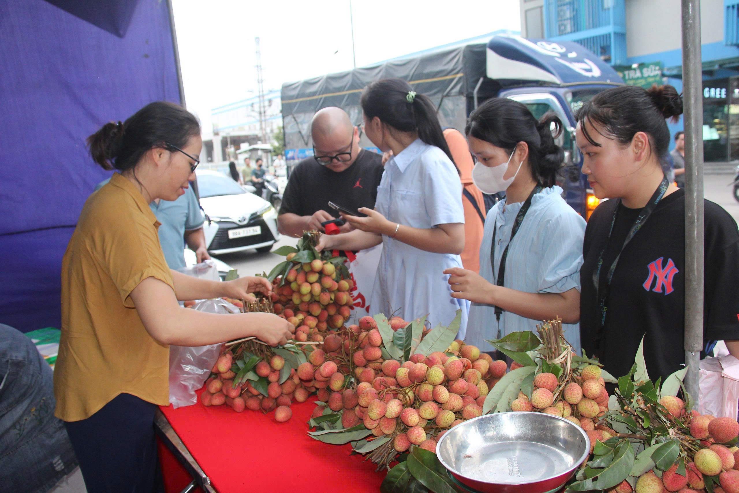 Tuần lễ vải thiều Bắc Giang: Đưa đặc sản vào khu công nghiệp