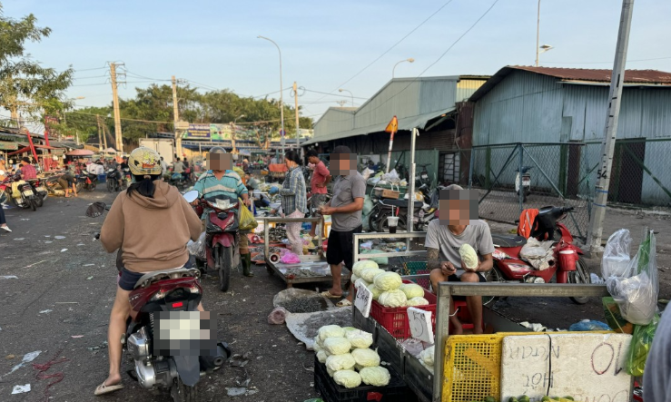 TP. Hồ Chí Minh: Buôn bán tự phát bủa vây, tiểu thương chợ đầu mối lao đao