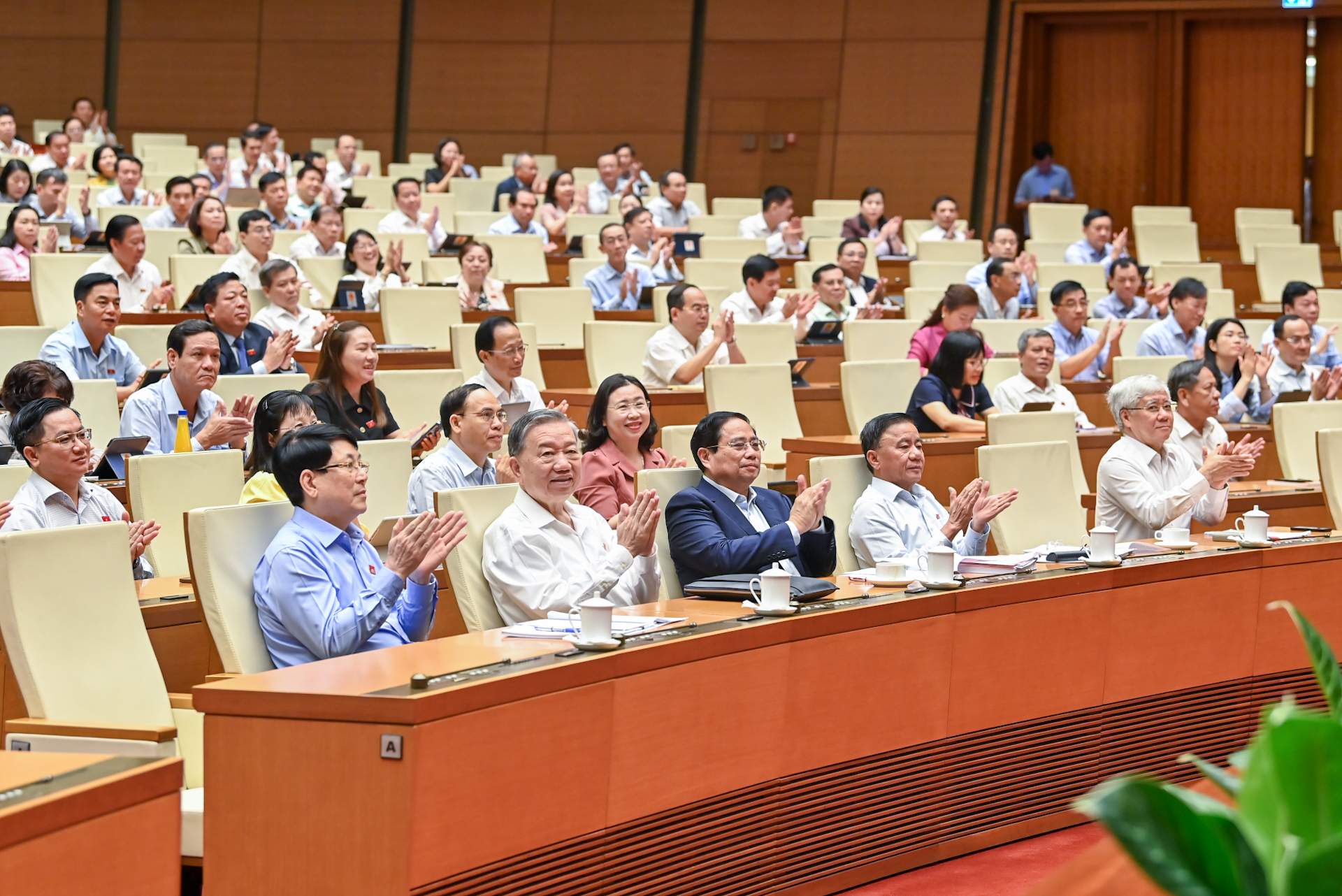 Nghị quyết sửa đổi Hiến pháp được thông qua với 470 đại biểu tán thành tuyệt đối