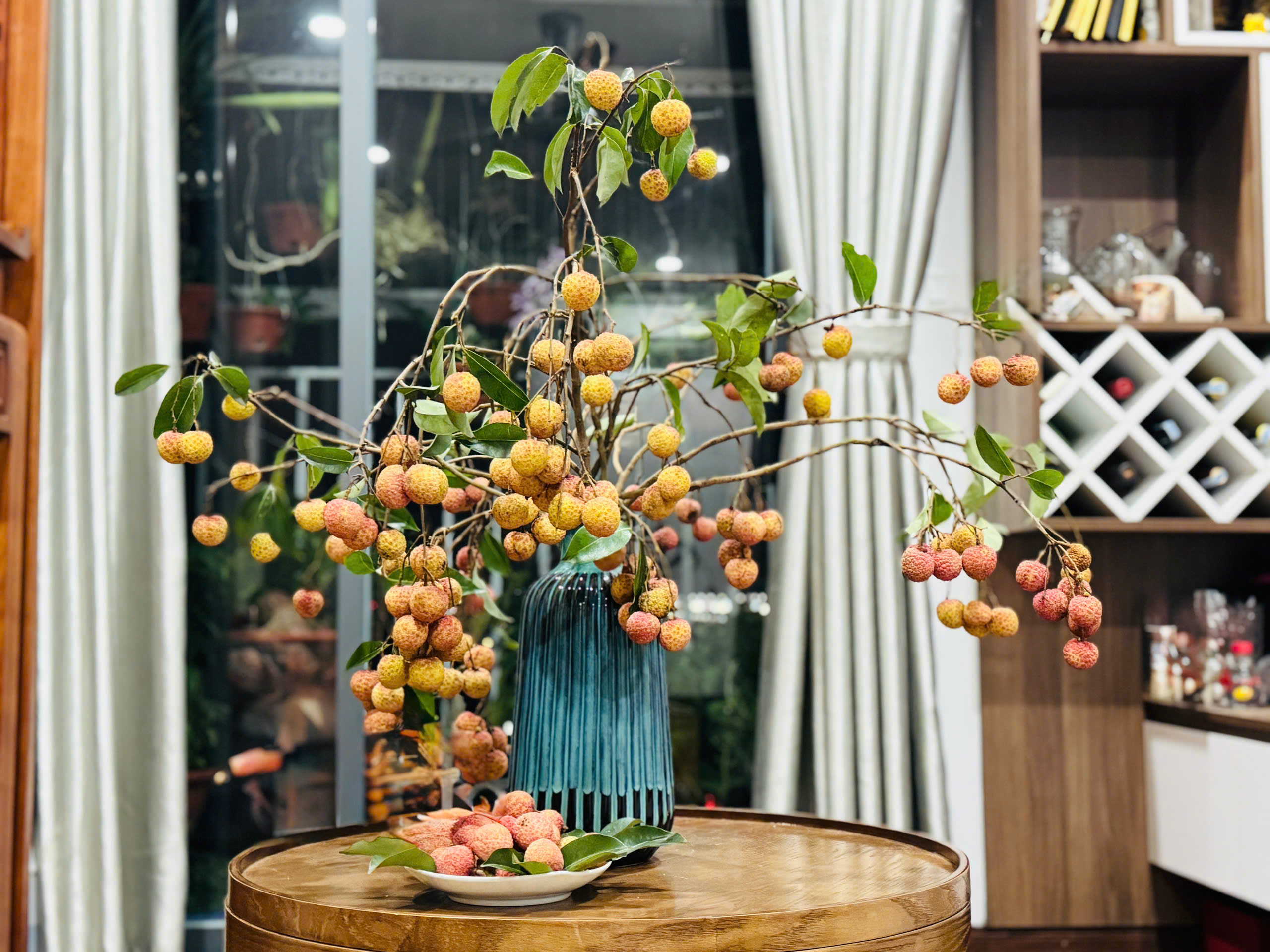 Giá cao gấp 10 lần, vải thiều Việt vẫn được săn lùng nhờ thú chơi lạ