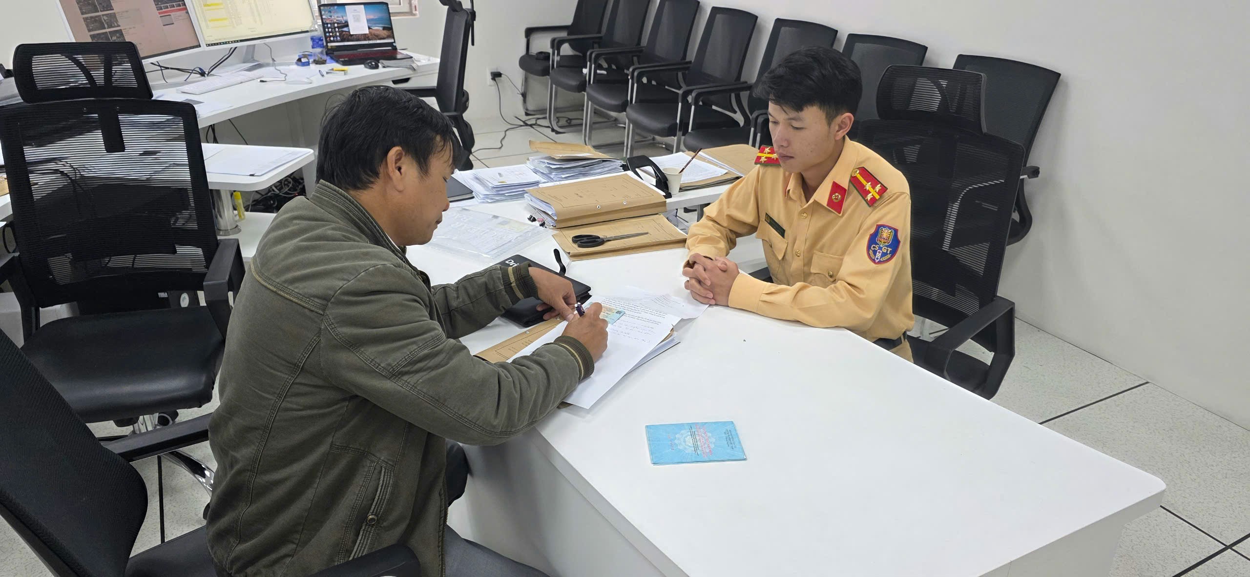 Lâm Đồng: Hy hữu người 'phạm luật giao thông' được biểu dương