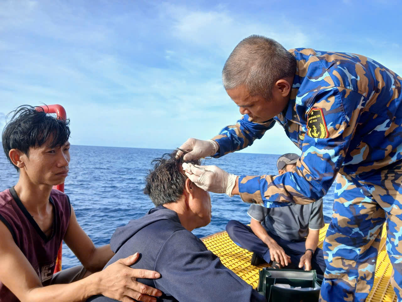 Nhà giàn DK1/21 kịp thời cấp cứu ngư dân trên biển