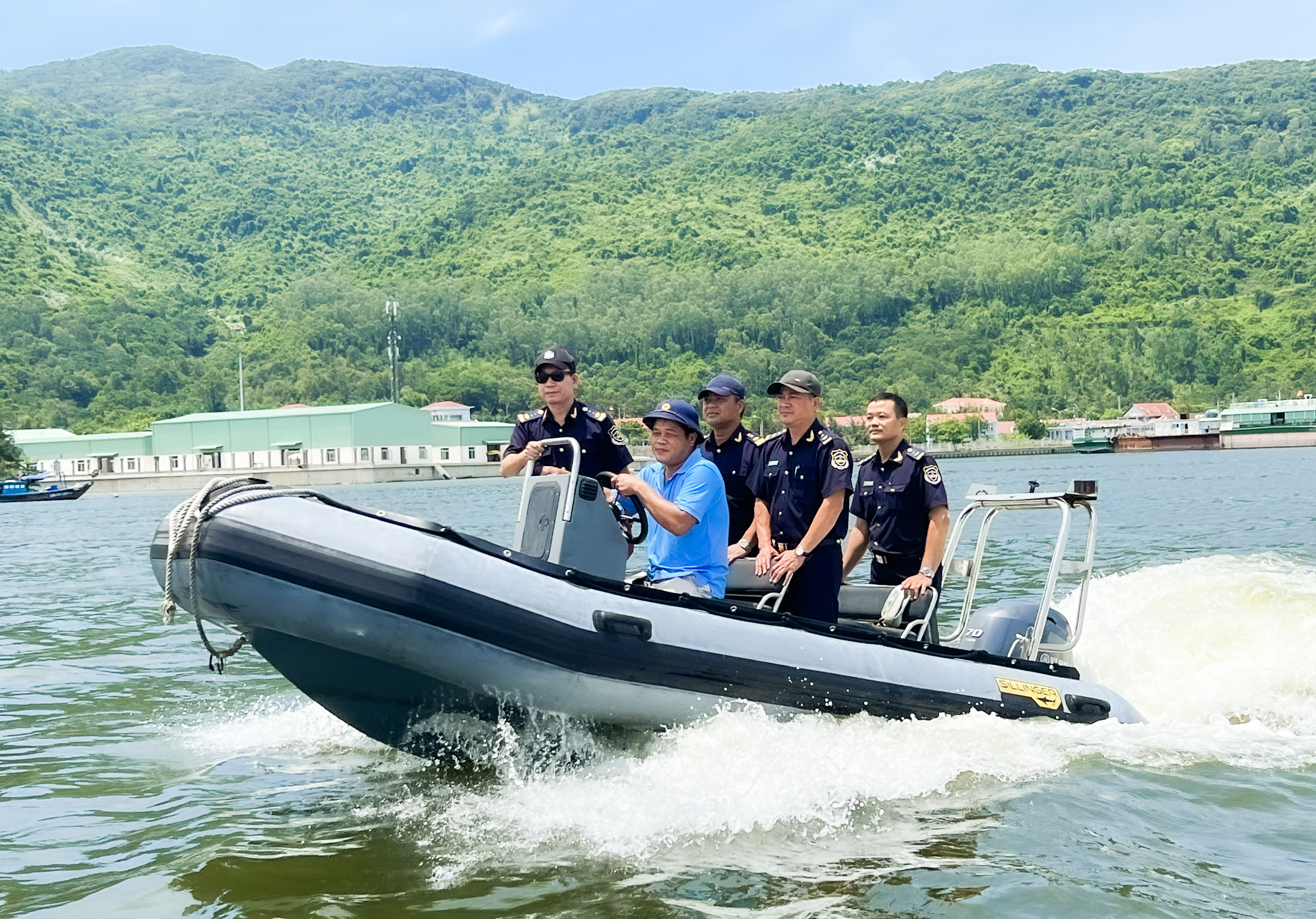 Hải quan tăng cường chống buôn lậu và hàng giả tại miền Trung