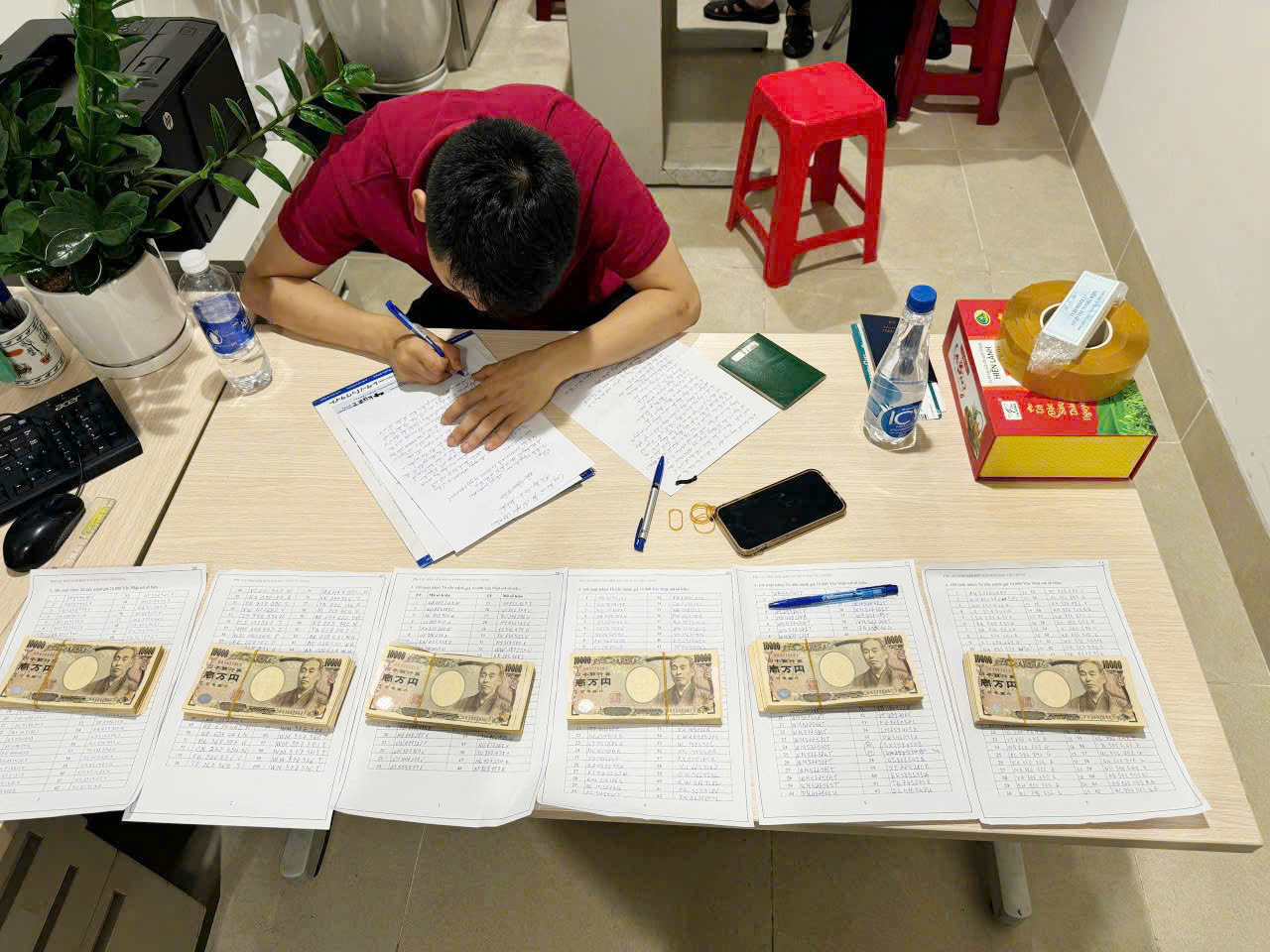 Hải quan bắt giữ 690 tờ mệnh giá 10.000 tiền Yên Nhật vận chuyển trái phép