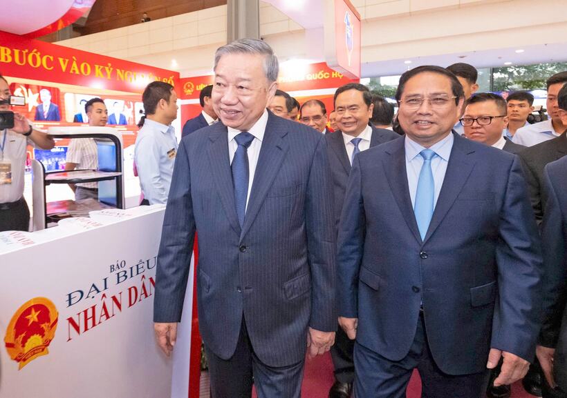 Tổng Bí thư Tô Lâm tham quan các gian trưng bày tại Hội báo toàn quốc 2025