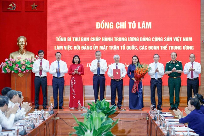 Tổng Bí thư trao quyết định thành lập Cơ quan Ủy ban Trung ương Mặt trận Tổ quốc Việt Nam